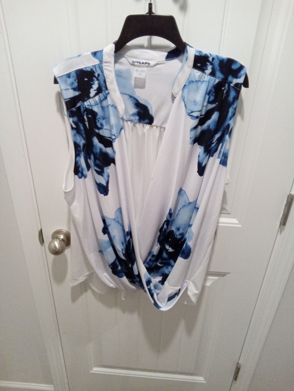 Hygard Plus Size 3X NWT White Sleeveless Blouse w/Big Beautiful Blue Flowers